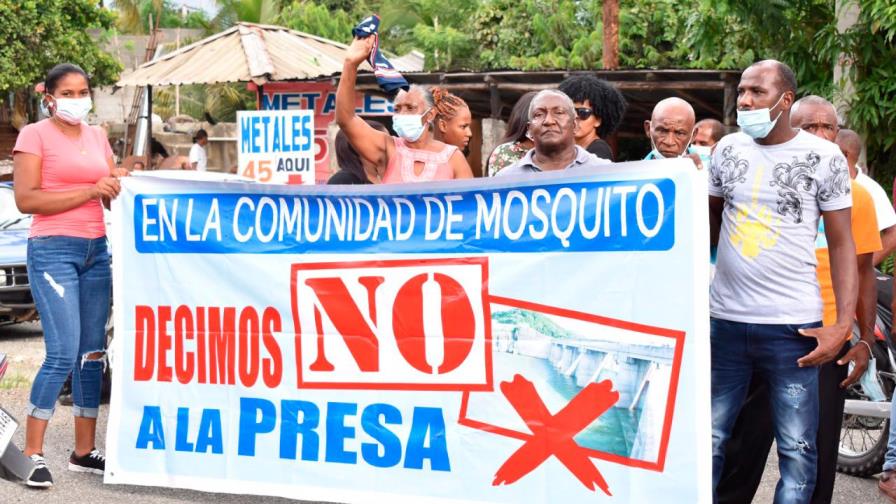 Marchan en Villa Altagracia contra de la construcción de la presa Río Haina