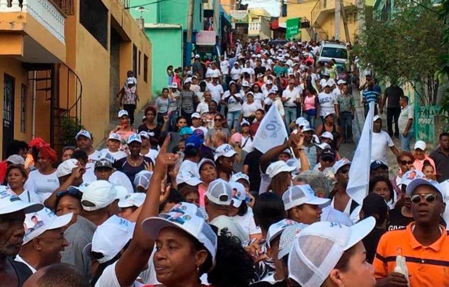 Francisco Peña y los candidatos de la alianza marchan por las calles de SDO