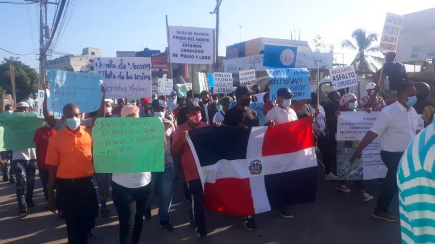 Pobladores de San Felipe de Villa Mella marchan hasta Obras Públicas por asfaltado de calles  