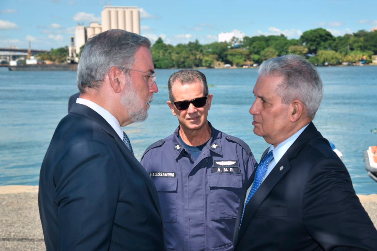 La tripulación está integrada por unos 320 médicos, enfermeros y profesionales de la salud.