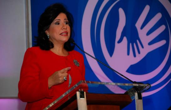 Políticos aprovechan la Navidad para mostrar su lado festivo y solidario