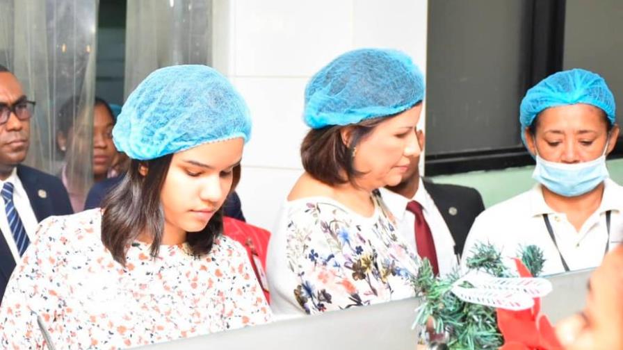 Margarita sirve comida junto a su hija por “Día de Acción de Gracias” 