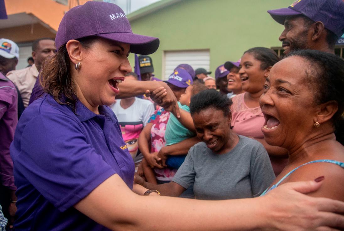 Margarita Cedeño saluda a una simpatizante en Guerra