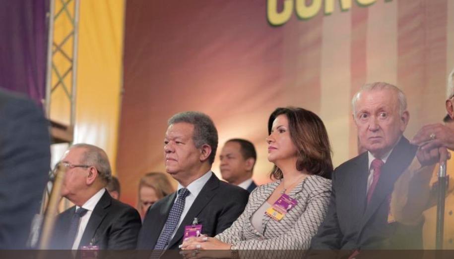 Margarita Cedeño junto a Leonel Fernández, su esposo, Rafael Alburquerque y el presidente Danilo Medina.