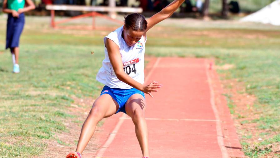 Sexta Zona gana las dos de oro del salto largo del atletismo de los Juegos Escolares