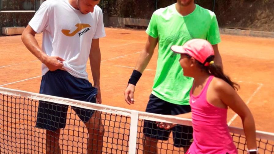 Niña dominicana practicó con entrenador de Rafael Nadal