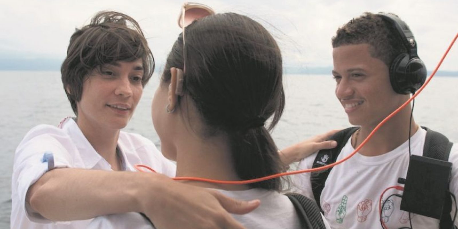 Estudiantes sordos mientras sienten la música por primera vez en Samaná.