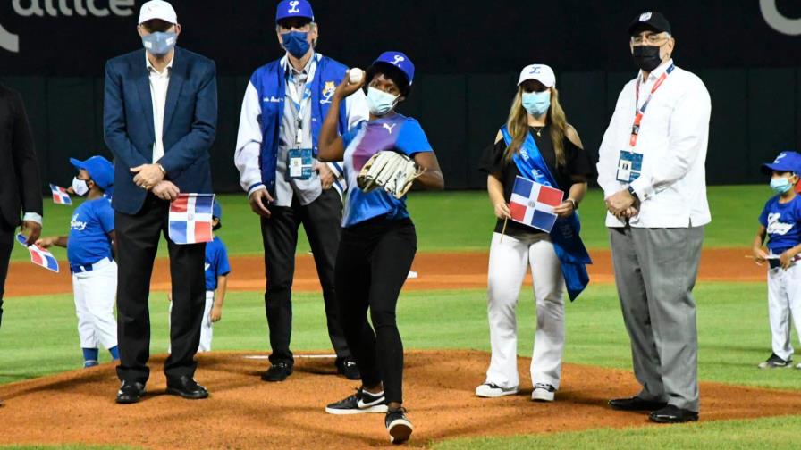 Marileidy Paulino lanza la primera bola en juego Licey-Toros Marileidy Paulino lanza la primera bola en juego Licey-Toros