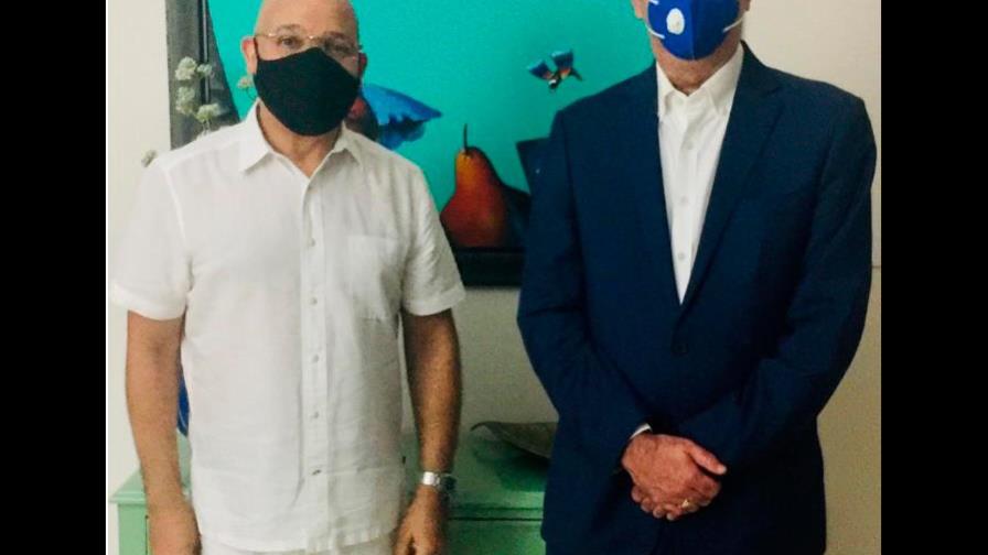 Luis Abinader visita al periodista Marino Zapete 