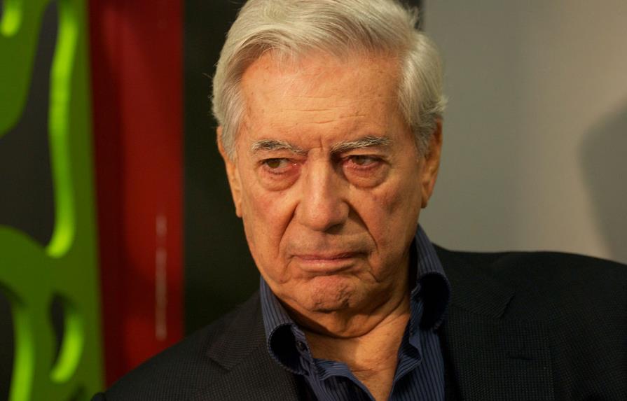 Vargas Llosa y otra treintena de escritores piden actuar contra el populismo