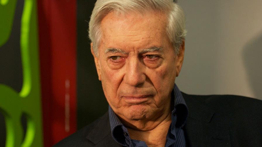 Vargas Llosa y otra treintena de escritores piden actuar contra el populismo