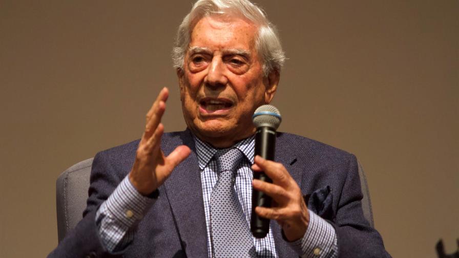 Ecuador condecorará este lunes al escritor Mario Vargas Llosa