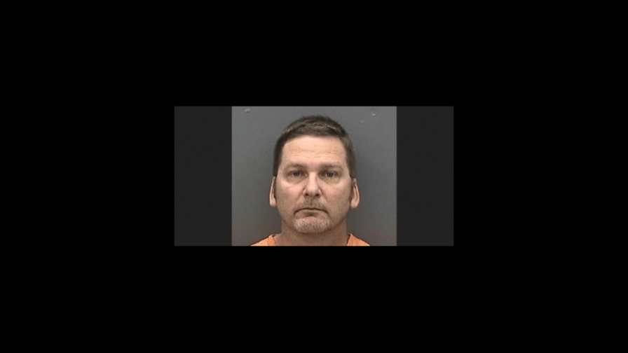 Maestro sentenciado a 15 años por grabar a sus estudiantes secretamente mientras se cambiaban de ropa