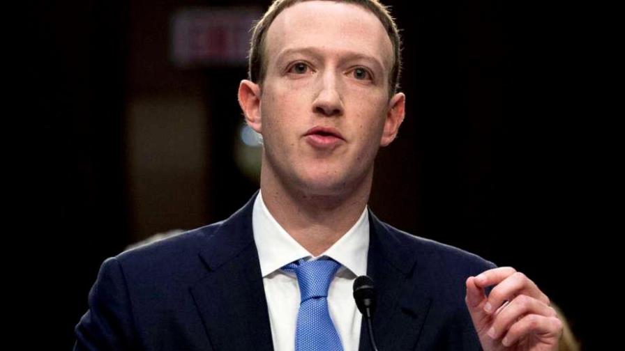 Por caída de Facebook, Zuckerberg pierde 5,900 millones de dólares 