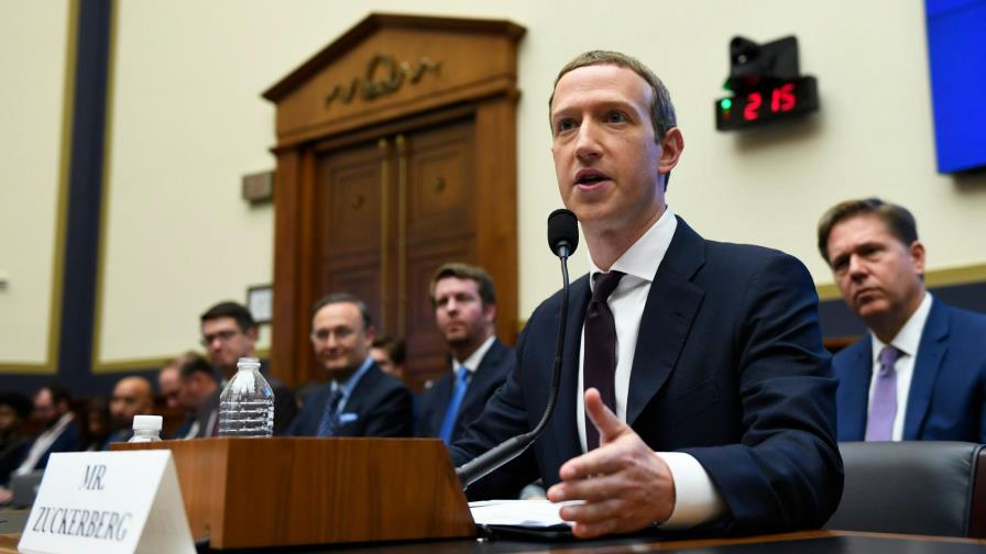 Empleados de Facebook protestan por propaganda política