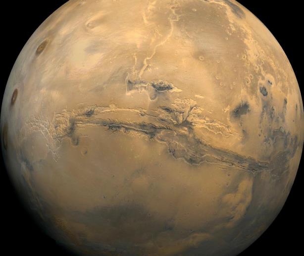 2021 Odisea (ahora sí) del espacio: el año del planeta rojo
Llegar a Marte es posible cada dos años y dos meses, durante su mayor acercamiento respecto a la Tierra. 