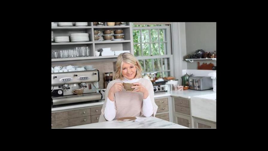 El increíble método de Martha Stewart para pelar ajos