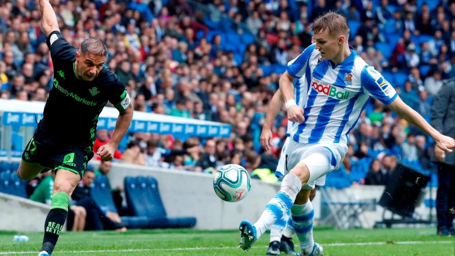 La Real Sociedad agita al Betis y pisa la zona Champions