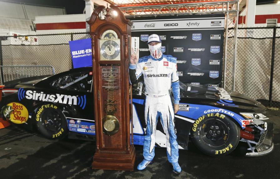 Martin Truex Jr. logra su 1er triunfo del año en la NASCAR