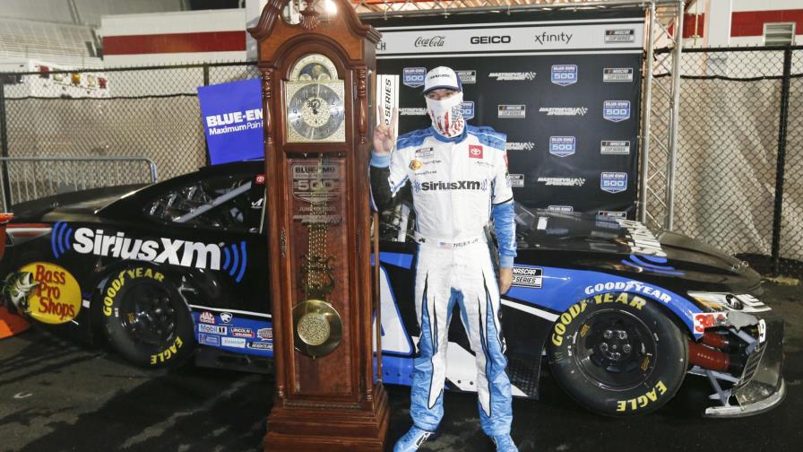 Martin Truex Jr. logra su 1er triunfo del año en la NASCAR
