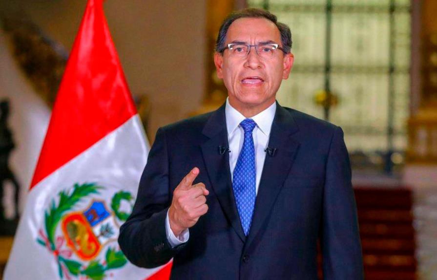 Presidente de Perú se considera blanco de conspiración y acusa a secretaria