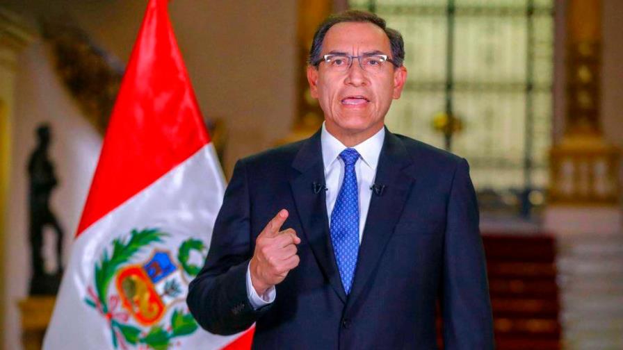 Presidente de Perú se considera blanco de conspiración y acusa a secretaria