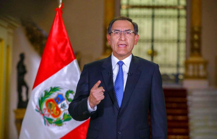 Popularidad de Vizcarra se dispara a 79% tras disolver el congreso de Perú