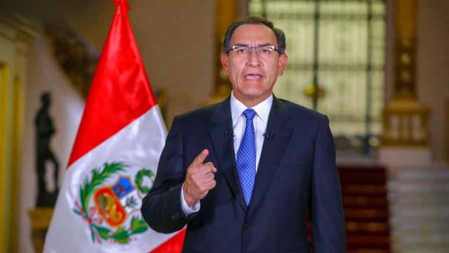 Popularidad de Vizcarra se dispara a 79% tras disolver el congreso de Perú
