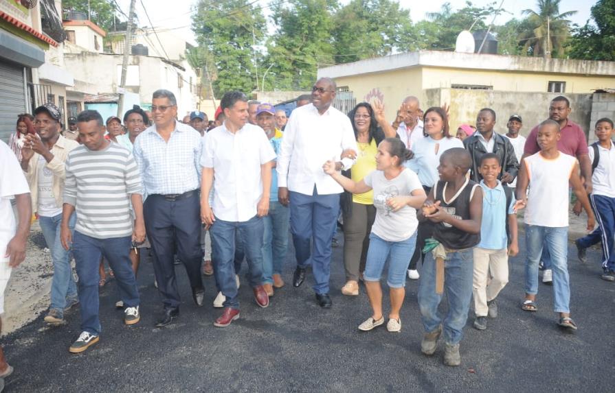 Ejecutan plan de asfaltado de calles en Santo Domingo Este