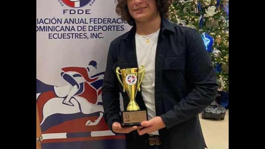 El juvenil Stephane Martínez levanta la copa de campeón en Ecuestres
