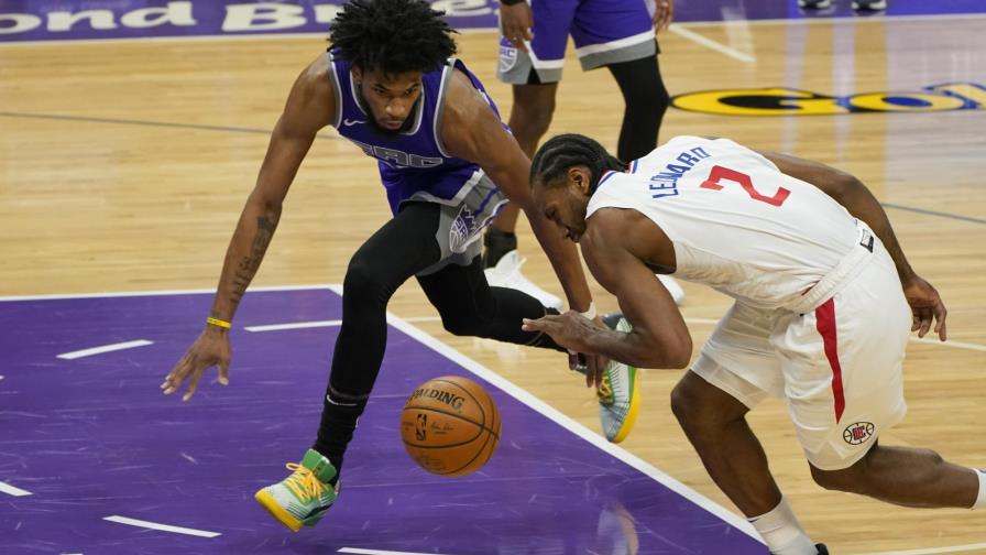 Leonard anota 27 puntos y Clippers propinan derrota a Kings