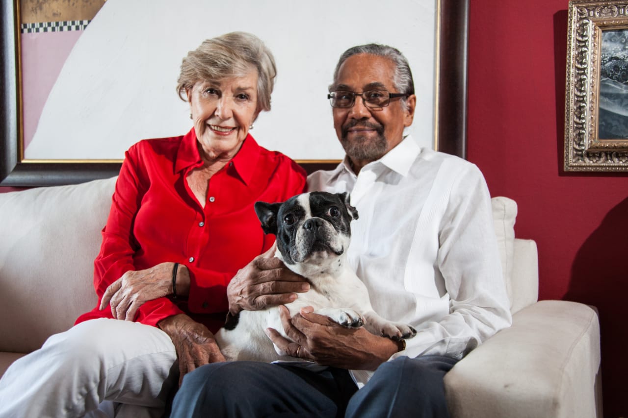 Mary Loly y Jorge Severino en la sala de su residencia el jueves 27 de octubre de 2016. Marvin del Cid 