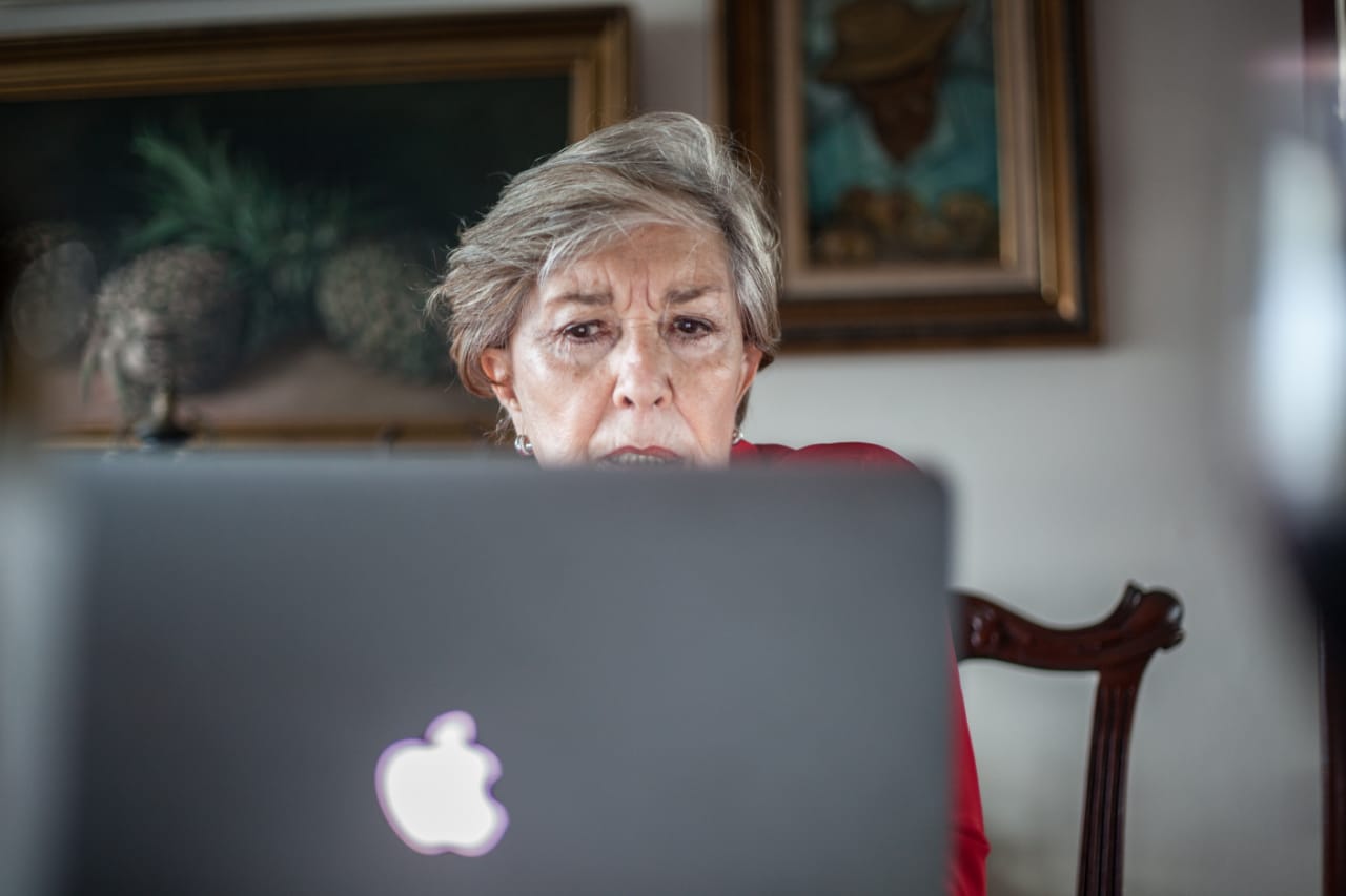 Mary Loly revisa fotografías de otras épocas. Marvin del Cid 