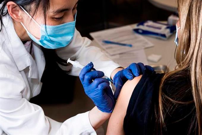 Mitad de adolescentes de EEUU están vacunados contra COVID