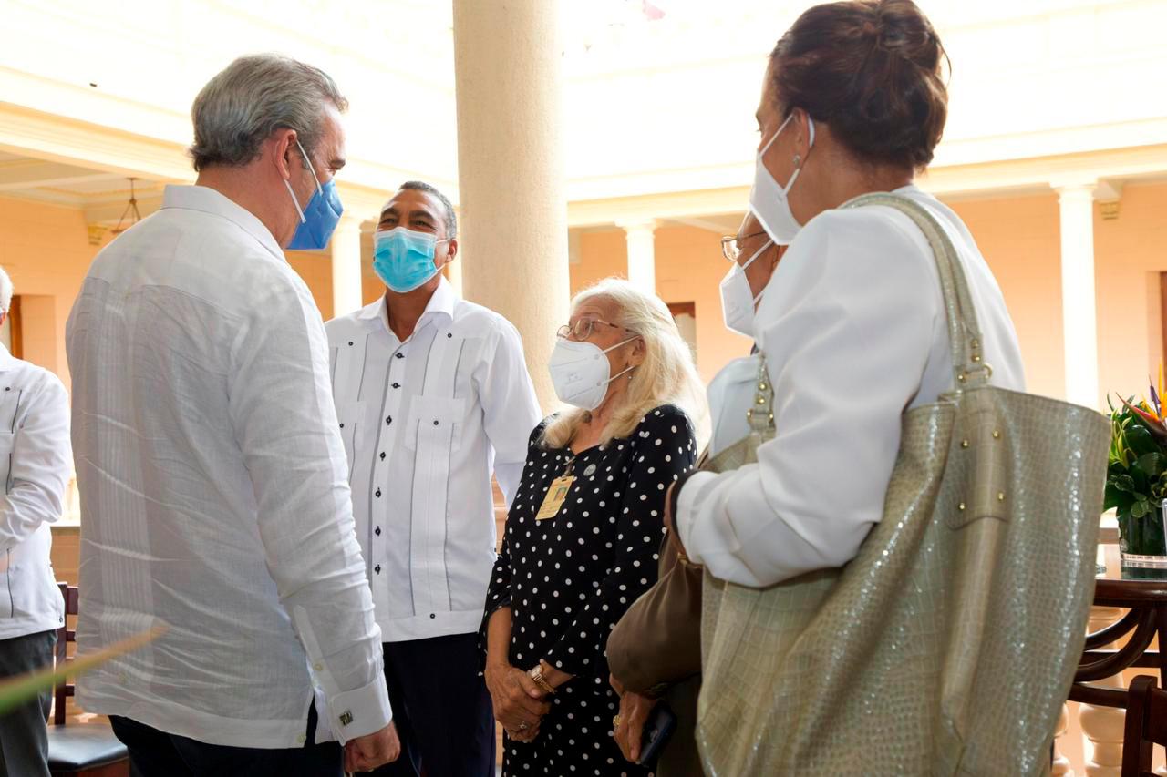 El presidente Abinader conversa con residentes de Gazcue.