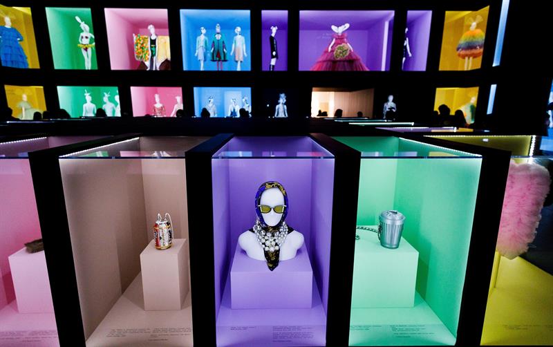 Varios diseños y objetos son expuestos durante la “Met Gala”, cuya temática de este año gira en torno a “Notes on Camp”.