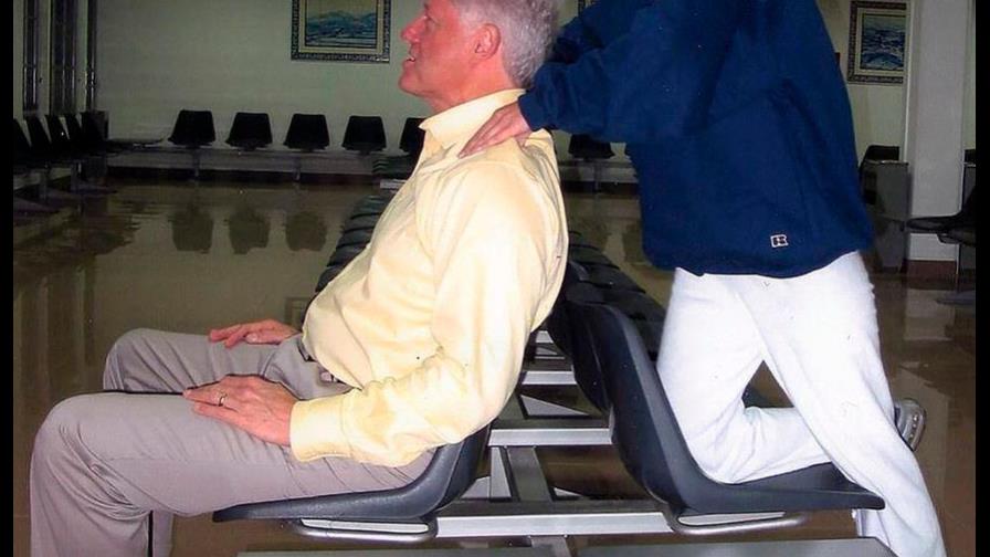 Salen a la luz fotografías de víctima de Epstein dando masaje a Bill Clinton Salen a la luz fotografías de víctima de Epstein dando masaje a Bill Clinton