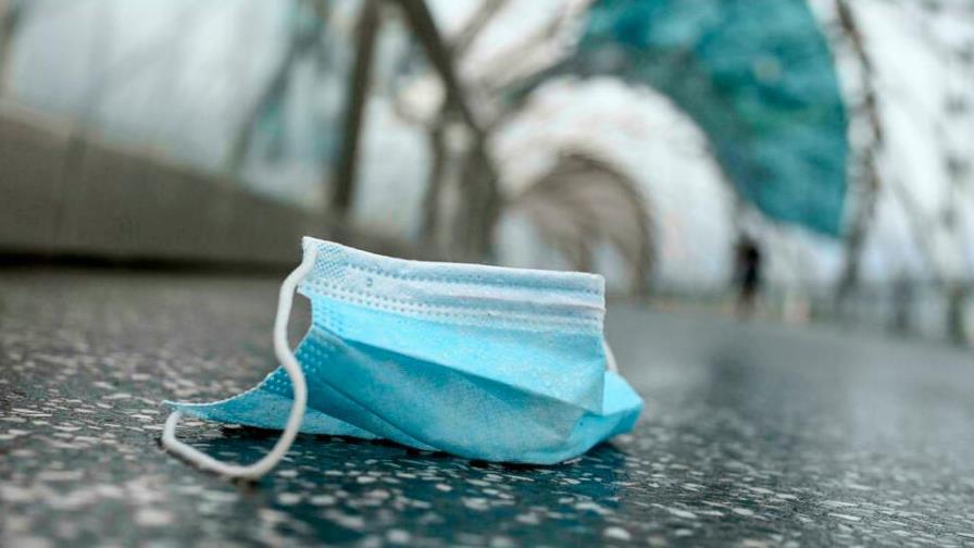 Británico condenado a prisión en Singapur por no llevar mascarilla