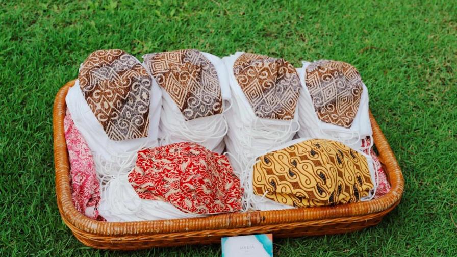 La hermosa misión de transformar sábanas y fundas de almohadas en mascarillas La hermosa misión de transformar sábanas y fundas de almohadas en mascarillas