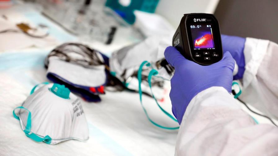 Crean mascarilla capaz de matar el COVID-19 con calor al extraer la energía de un cargador de móvil