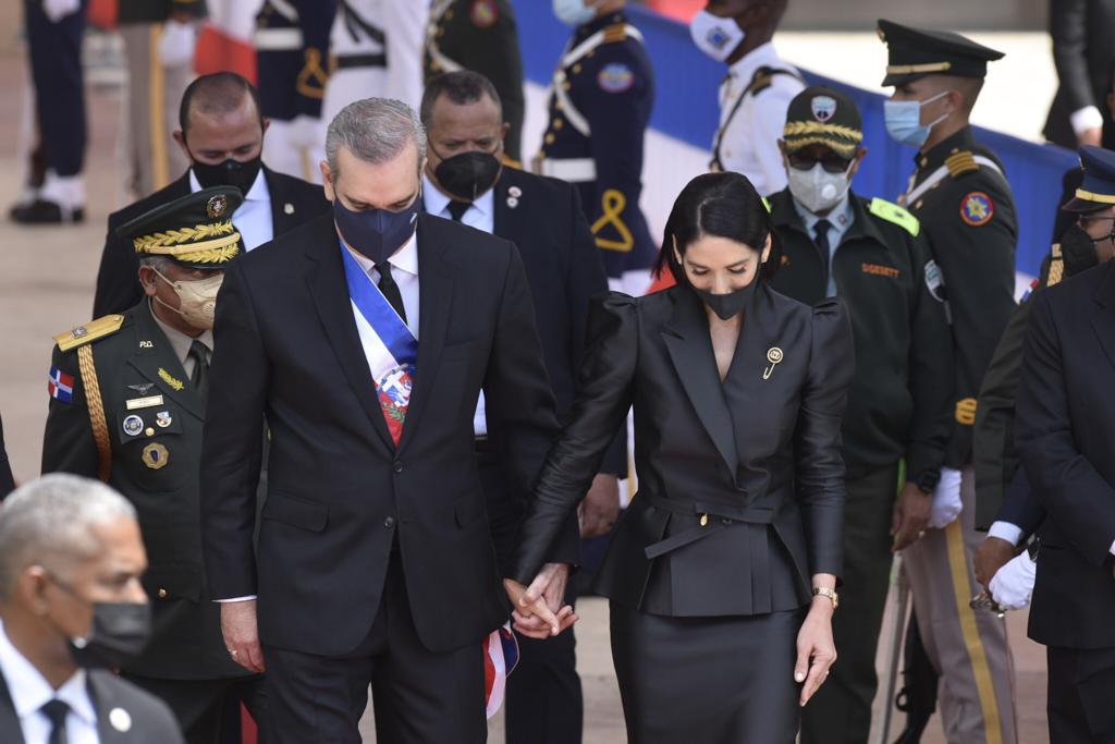 La pareja presidencial escoltada por las autoridades del mundo militar, después del discurso de rendición de cuentas del presidente Luis Abinader (Foto: Massiel Beco)