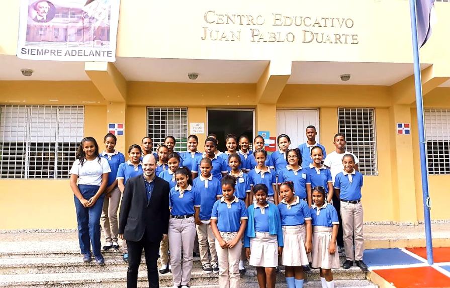 Fundación Juan Bosch visita Centros Educativos y les habla de Duarte