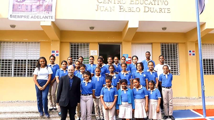 Fundación Juan Bosch visita Centros Educativos y les habla de Duarte