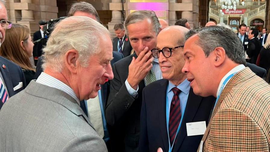 La historia detrás de la foto de Orlando Jorge Mera, Max Puig y el príncipe Carlos