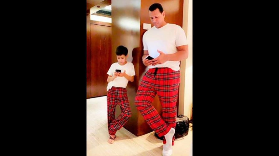 JLo presume a A-Rod y Max como padre e hijo