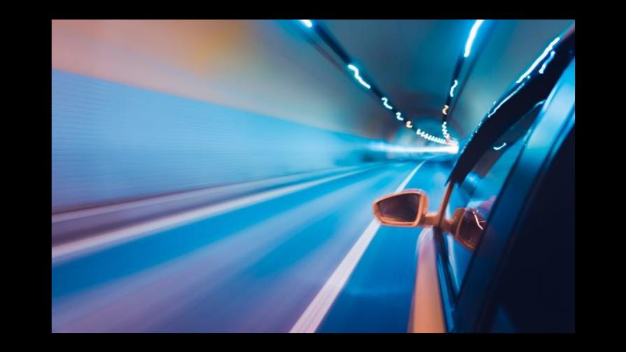 Detienen en España a youtuber que se filmó mientras conducía un automóvil a 233 km/h Detienen en España a youtuber que se filmó mientras conducía un automóvil a 233 km/h