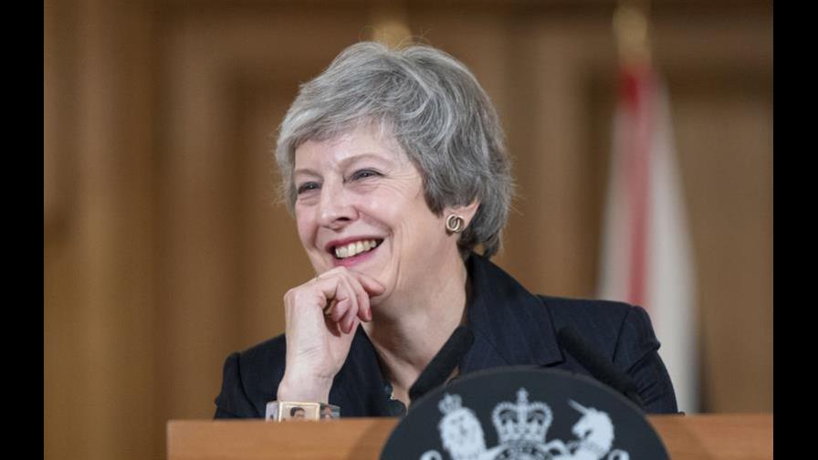 May persiste en su plan de “brexit” con un Gobierno mermado 