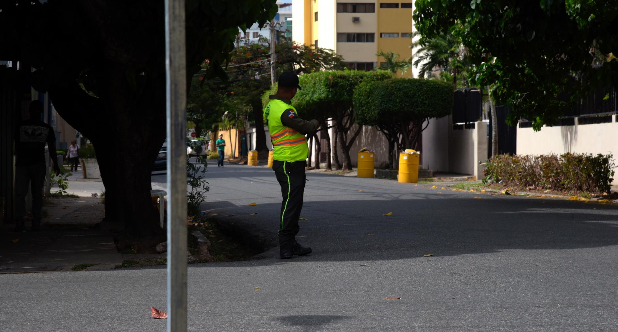 Agente de la DIGESETT al inicio del día de los cambios. (Massiel Beco)
