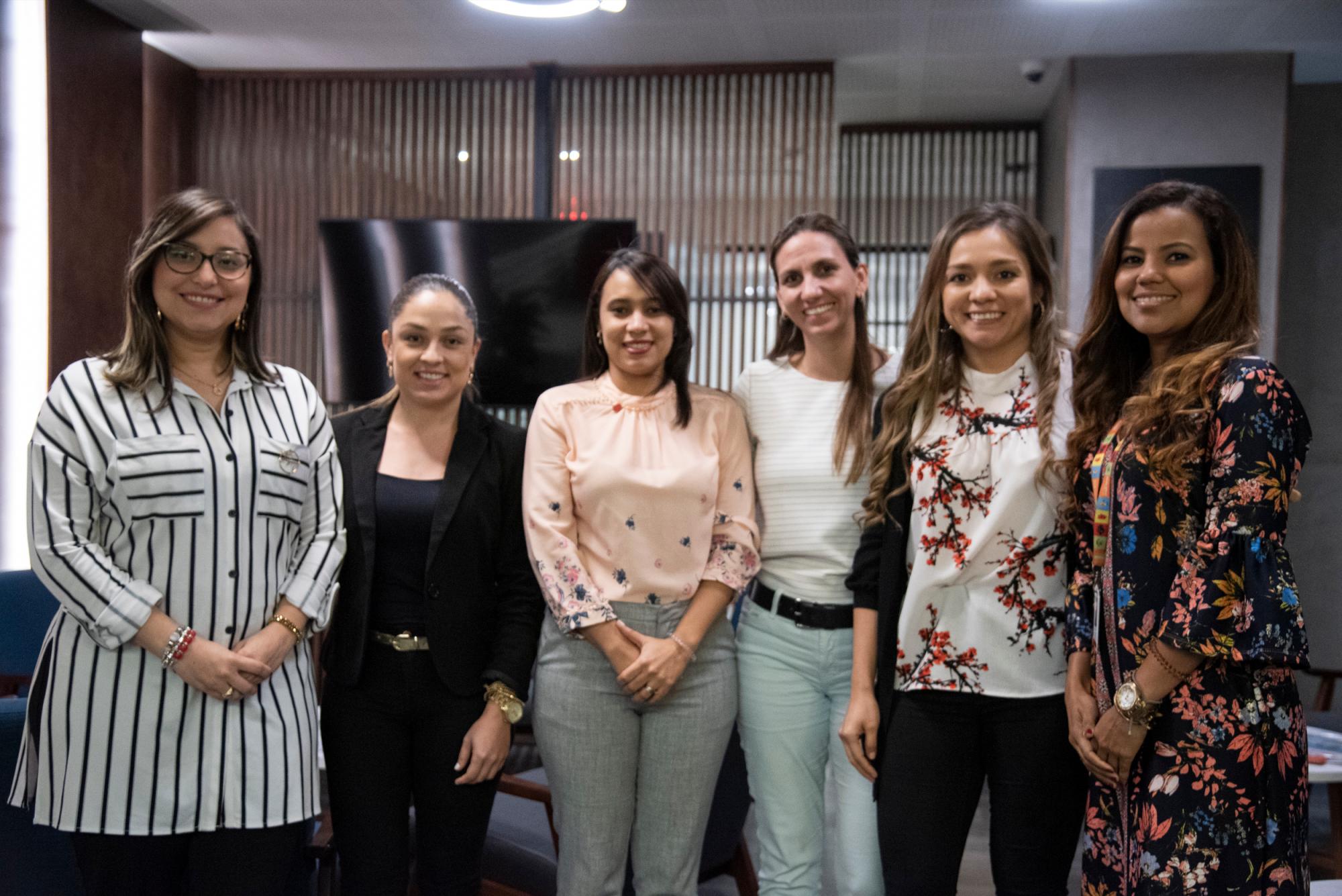 Laura Tirado, Nicole Durán, Katherine Vásquez, de Claro Dominicana, Pamela Chavarría y Juliana Blanco.