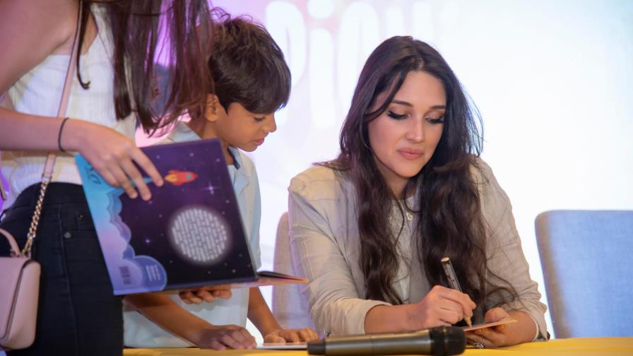 Amelia se reúne con su público local Amelia se reúne con su público local